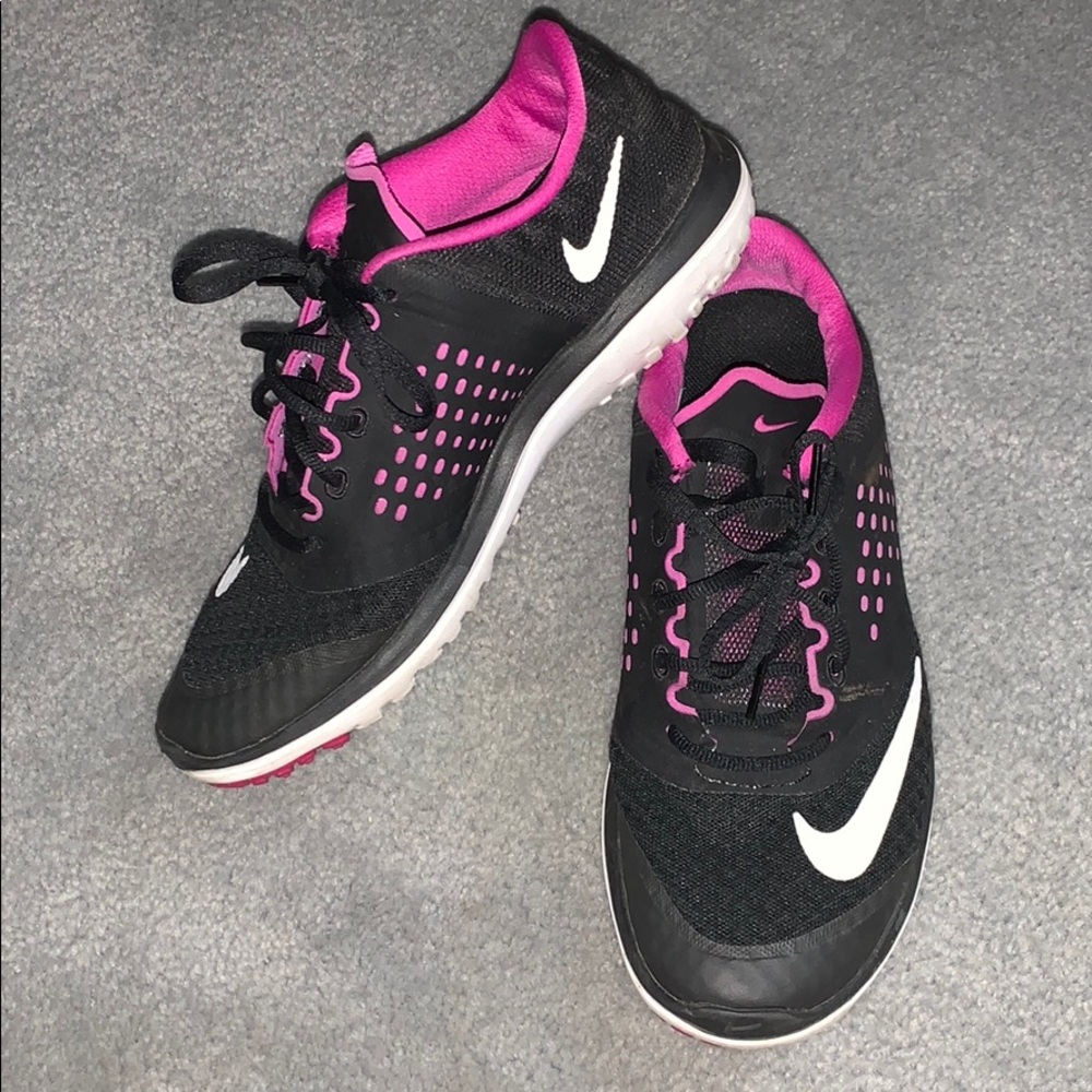 LIKE NEW Nike fitsole tennis shoes